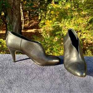 Vince Camuto black leather Vyammi stiletto heeled booties. 8.5/39